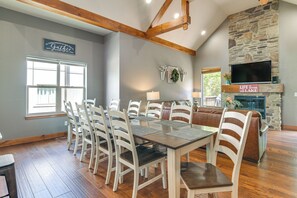 Dining - Game Room & Hot Tub: Spacious Retreat in Hollister (Hollister)