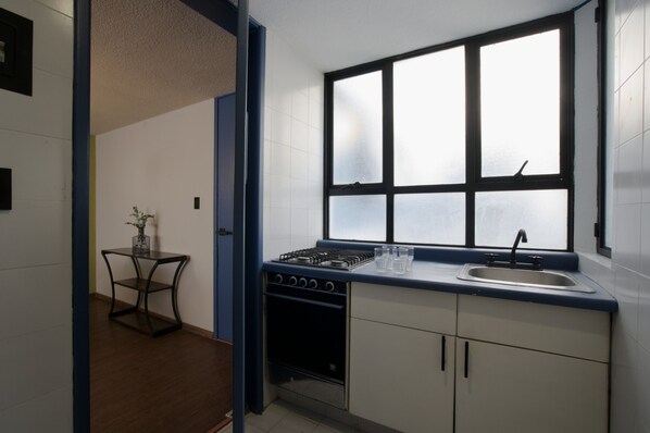 Fridge, microwave, oven, coffee/tea maker
