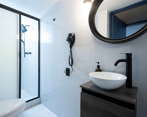 Douche, sèche-cheveux, serviettes fournies