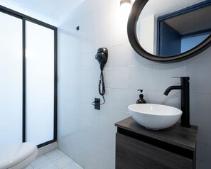 Dusche, Haartrockner, Handtücher