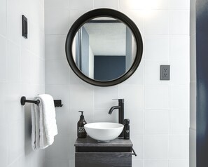 Douche, sèche-cheveux, serviettes fournies