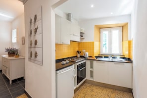 Standard Apartment, 2 Bedrooms (Charming Flat In Vernazza) | Private kitchenette | Fridge, microwave, stovetop, dishwasher