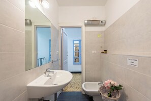 Appartement Standard, 2 chambres (Charming Flat In Vernazza) | Salle de bain | Douche, sèche-cheveux, bidet, serviettes fournies