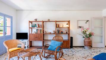 Standard Apartment, 2 Bedrooms, Terrace (Charming Apartment with Balcony In) | Living area