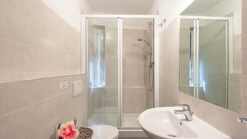 Standard Apartment, Multiple Bedrooms (Charming Flat In Vernazza) | Bilik Mandi | Pancuran mandi, pengering rambut, bidet, tuala disediakan