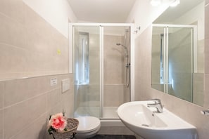 Standard Apartment, Multiple Bedrooms (Charming Flat In Vernazza) | Bathroom | Shower, hair dryer, bidet, towels