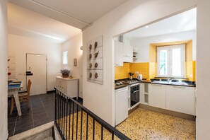 Departamento estándar, varias habitaciones (Charming Flat In Vernazza) | Cocina privada | Refrigerador, parrilla de estufa, cafetera y tetera y tetera eléctrica 