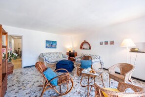 Standard Apartment, 2 Bedrooms, Terrace (Charming Apartment with Balcony In) | Living area