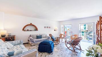 Standard Apartment, 2 Bedrooms, Terrace (Charming Apartment with Balcony In) | Living area