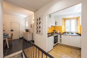 Standard Apartment, 2 Bedrooms (Charming Flat In Vernazza) | Private kitchenette | Fridge, microwave, stovetop, dishwasher