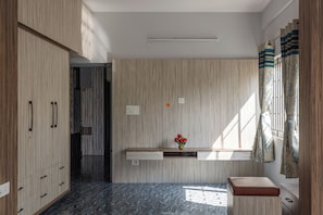 Una cucina moderna con mobili in legno, un piano di lavoro in marmo e un forno a incasso.