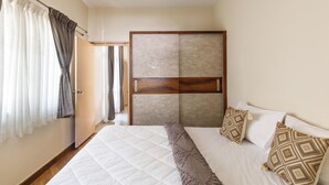 Une chambre d’hôtel avec un lit, une armoire et une vue sur l’extérieur.