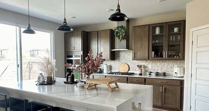 Spacious 5-bedroom home in Las Vegas near freeways, restaurants, retail & park!