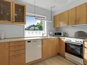 Fridge, microwave, dishwasher, cookware/dishes/utensils