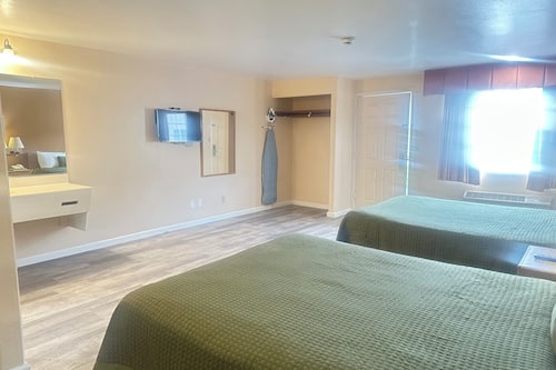 Standard Double Room, 2 Queen Beds | Living area