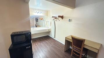 Standard Room, 1 King Bed | Bathroom