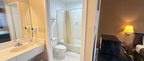 Chambre Standard, 1 grand lit | Salle de bain | Baignoire, serviettes fournies, savon, shampoing