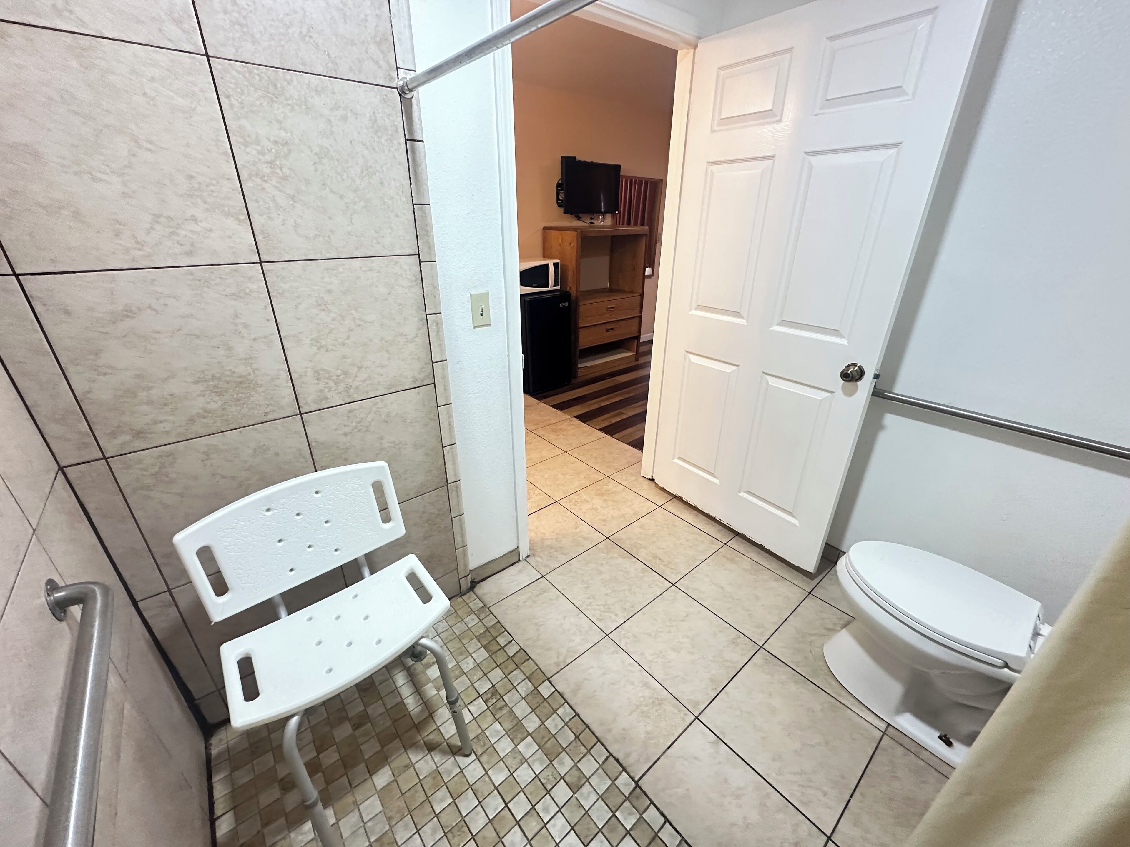 Standard Room, 1 Queen Bed, Non Smoking | Bathroom