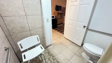 Standard Room, 1 Queen Bed, Non Smoking | Bathroom