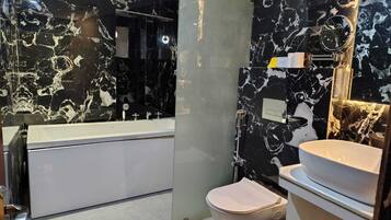 Luxury Suite | Bathroom | Shower, hair dryer, towels, soap