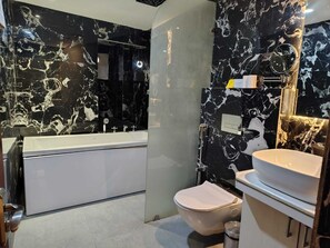 Luxury Suite | Bathroom | Shower, hair dryer, towels, soap - Luxus Inn Hotel (Dhanbad)