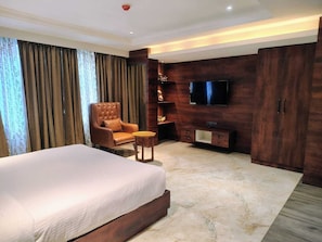 Luxury Suite | Desk - Luxus Inn Hotel (Dhanbad)