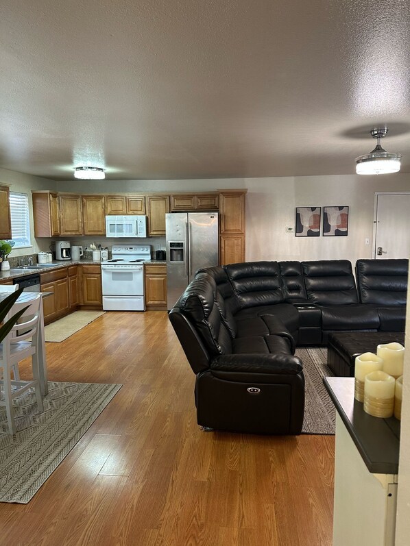 Interior - A Cozy 3-bedroom, centrally located in peaceful Fairbanks with WiFi (Fairbanks)