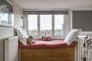 2 habitaciones, escritorio y tabla de planchar con plancha