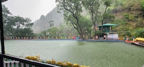 Una piscina al aire libre