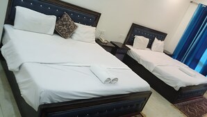 ألحفة محشوة بالريش وأسرّة سليكت كومفورت ومكتب وواي فاي مجانًا