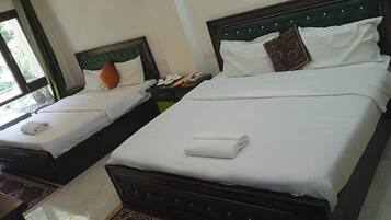 Family Room, Balcony, Lake View | Down duvets, Select Comfort beds, desk, free WiFi