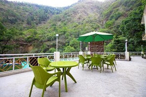 Outdoor dining - Kempty Lake Adventure Resort (Dhanaulti)