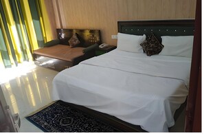 Dobbeltrom – deluxe | Dundyner, senger med Select Comfort-madrass og skrivebord