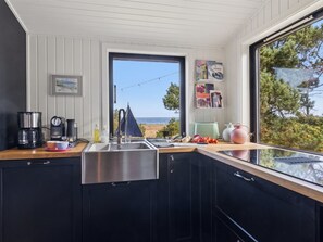 Een koelkast, een microgolfoven, een oven, een vaatwasser