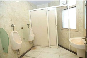 Phòng đôi Deluxe, quang cảnh thành phố | Phòng tắm | Buồng tắm vòi sen, đồ dùng nhà tắm miễn phí, dép đi trong nhà 