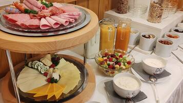 Tägliches Frühstücksbuffet (12.00 EUR pro Person)