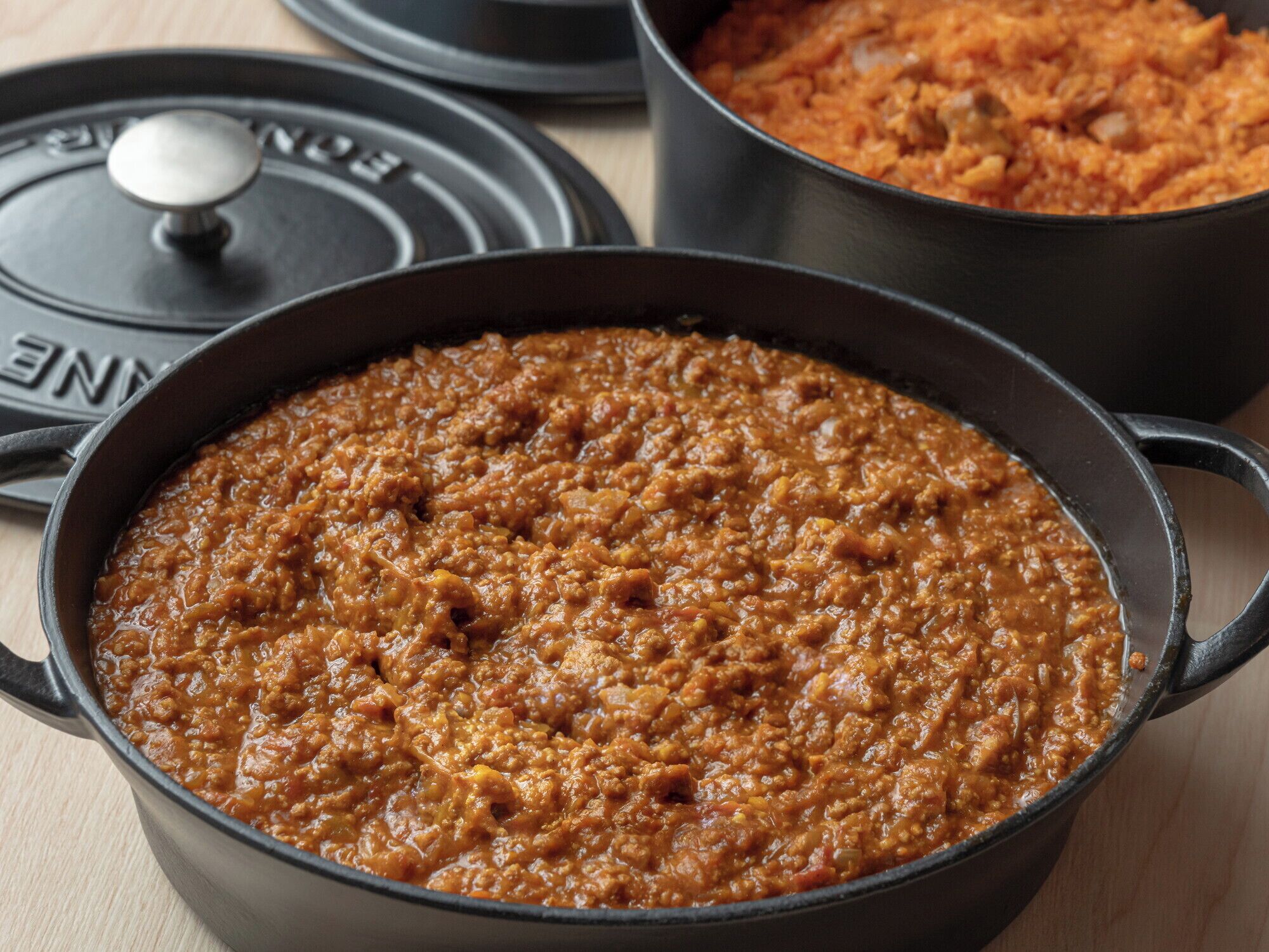 Un gros plan d’une casserole remplie d’une sauce épaisse et onctueuse.