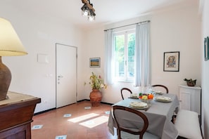 Familienapartment, Mehrere Schlafzimmer (Middle Apartment Vernazza) | Esszimmer