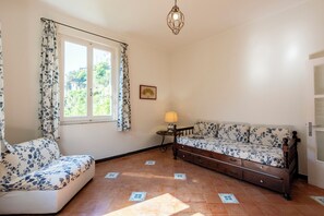 Family Apartment, Multiple Bedrooms (Middle Apartment Vernazza) | Living room - Middle Apartment Vernazza (Vernazza)