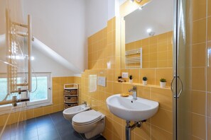 Apartamento familiar, varias habitaciones (Middle Apartment Vernazza) | Baño | Ducha, secador de pelo, bidé y toallas