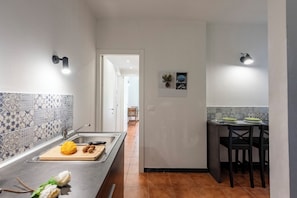Apartamento família, 2 quartos (Yard Apartment Vernazza) | Cozinha americana privada | Geladeira, cooktop, cafeteira/chaleira, chaleira elétrica