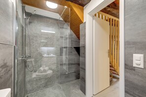 Familienchalet, Mehrere Schlafzimmer (Ca dal 1785 Centovalli) | Badezimmer | Dusche, Handtücher, Seife, Shampoo