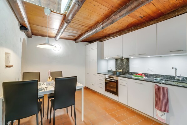 Chalet familiar, varias habitaciones (Ca dal 1785 Centovalli) | Cocina privada | Refrigerador, horno, parrilla de estufa y cafetera y tetera