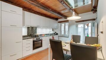 Fridge, oven, stovetop, coffee/tea maker