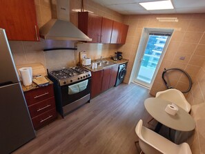 Fridge, oven, stovetop, electric kettle - Elegant 2 BR in Marsa Dubai (Dubai)