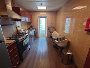 Kühlschrank, Ofen, Herdplatte, Wasserkocher