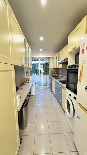 Mikrowelle, Ofen, Herdplatte, Geschirrspüler