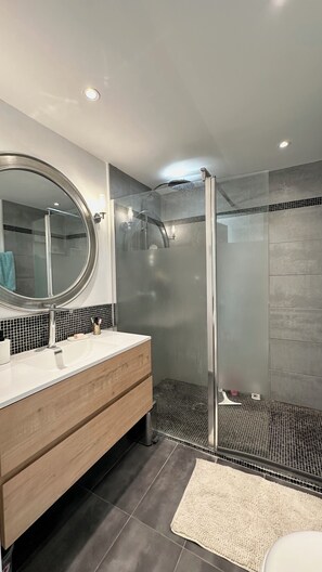 Shower, hair dryer, towels, soap - Paradou on the beach amazing view 3 beds (Antibes)