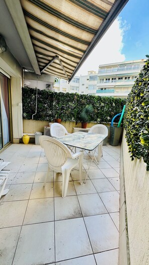 Outdoor dining - Paradou on the beach amazing view 3 beds (Antibes)