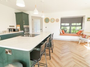 Een vaatwasser, kookgerei, borden en bestek